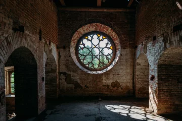 Selbstklebende Fototapete Alte verlassene Gebäude Rundes Buntglasfenster im alten verlassenen Schloss