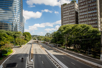 Fototapeta na wymiar Avenida Juscelino Kubitschek vazia por causa da quarentena em São Paulo. Pandemia Coronavírus.