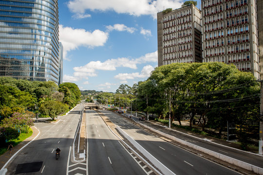 Avenida Juscelino Kubitschek vazia por causa da quarentena em S&atilde;o Paulo. Pandemia Coronav&iacute;rus.