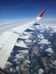 Asa de avião, sobrevoando as nuvens. Viagem de avião.