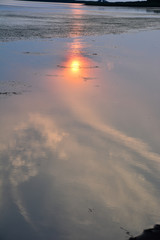 湖の水面に映る夕日