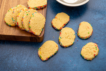 Galletas con grageas de colores en fondo oscuro