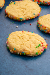 Galletas con grageas de colores en fondo oscuro