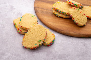 Galletas con grageas de colores en fondo claro