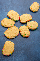 Galletas con grageas de colores en fondo oscuro
