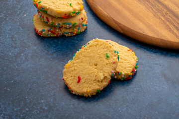 Galletas con grageas de colores en fondo oscuro