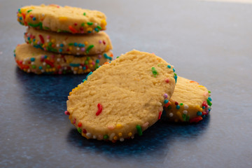 Galletas con grageas de colores en fondo oscuro