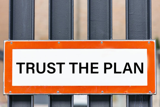 Hinweis Schild Trust the Plan