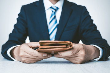 財布を持つビジネスマン