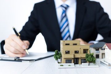 ビジネスマンと住宅模型 © beeboys
