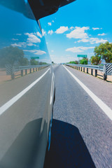 reflejo del camino en el automovil durante un vieje de carretera