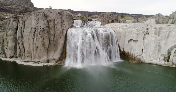waterfall within idaho known as shoshone falls