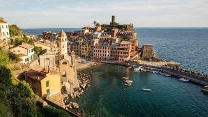Obraz na płótnie Canvas Panoramic view of Vernazza town in Cinque Terre and the mediterranean sea, in Italy.
