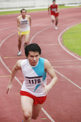 Fototapeta premium Men racing to finish line