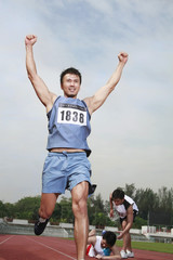 Obraz premium Man upon reaching finishing line