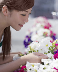 Obraz na płótnie Canvas Woman choosing flowers