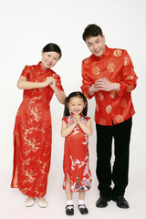 Obraz premium Family in chinese traditional clothing wishing Happy Chinese New Year