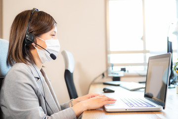 OL　テレワーク　リモートワーク　テレビ会議　ビジネス　打ち合わせ　オフィス　パソコン　女性 オフィスレディ