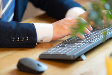 サラリーマン　テレワーク　リモートワーク　テレビ会議　男性　ビジネス　打ち合わせ　オフィス　パソコン