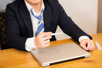 サラリーマン　検温　消毒　感染予防　体温計　体温を測る　男性　ビジネス　オフィス　パソコン