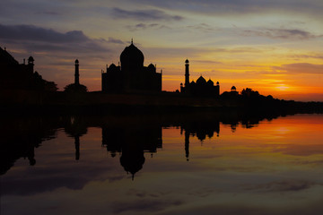 Obraz na płótnie Canvas sunset on the Taj mahal mausoleum in the city of agra in the uttar pradesh province in India 