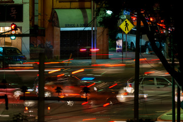 Vehiculos durante hora de tráfico en Avenida Chapultepec, Ciudad de México