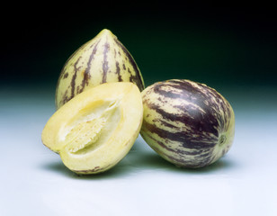 Pepino  citrullus lanatus, fruta, melones, alimento, aislada, verde, madura, fresco, bombones, blanco, salubre, jugosa, acuático, dieta, postre, verano, nutrición, vegetariana, baya, organica, natural