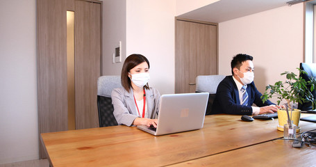 仕事場 サラリーマン　OL　テレワーク　リモートワーク　ビジネス　打ち合わせ　オフィス　パソコン　女性　男性　マスク