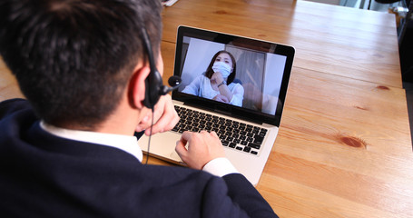 サラリーマン　テレワーク　リモートワーク　テレビ会議　男性　ビジネス　打ち合わせ　オフィス　パソコン　女性 