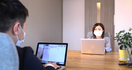 仕事場 サラリーマン　OL　テレワーク　リモートワーク　ビジネス　打ち合わせ　オフィス　パソコン　女性　男性　マスク