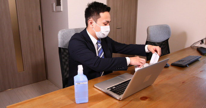 サラリーマン 男性 感染予防 オフィス消毒 アルコール エタノール 消毒ジェル マスク PC 机