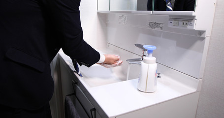 サラリーマン　男性　手洗い　消毒　感染予防　洗面　アルコール　エタノール　消毒ジェル　マスク