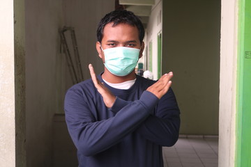 a man wearing a mask with the aim of preventing the spread of the corona virus.