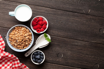 Obraz na płótnie Canvas Healthy breakfast with granola, yogurt and berries