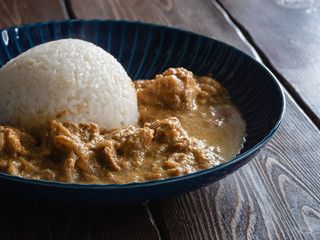 スパイスがたくさん入ったチキンカレー。