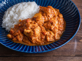 クミンやターメリックなどのスパイスが入ったチキンカレー。
