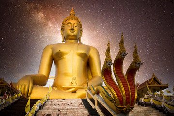 Obraz premium Statues of the Lord Buddha in the sky background, Giant Buddha statue in Thailand