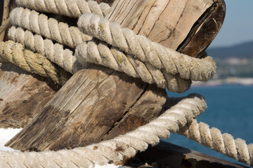 Fototapeta na wymiar mooring rope superimposed on a wooden bollard