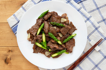 牛肉とアスパラガスの炒め物