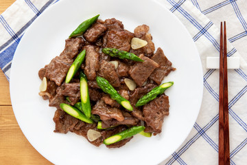 牛肉とアスパラガスの炒め物