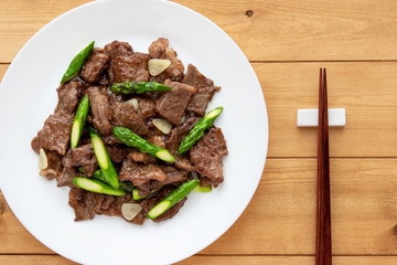 牛肉とアスパラガスの炒め物