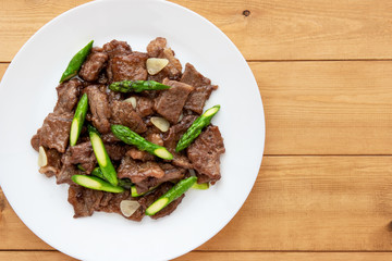 牛肉とアスパラガスの炒め物