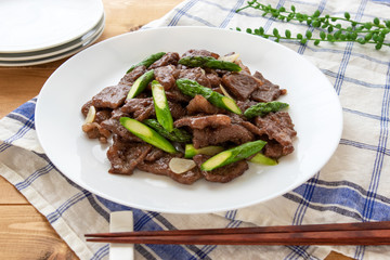 牛肉とアスパラガスの炒め物