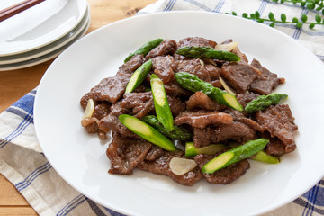 牛肉とアスパラガスの炒め物