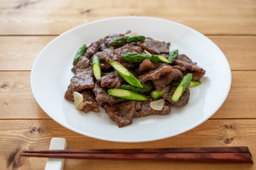 牛肉とアスパラガスの炒め物