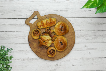 Various kinds of bread are served in wooden trays.