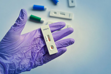 Obraz premium Disposable COVID-19 test kit for rapid detection of antibodies in the finger prick blood sample. Negative test result.