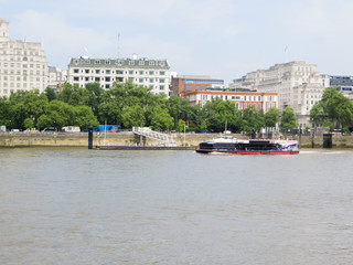 Obraz premium View from the embankment to the other side of the Thames in London. May 26, 2018.