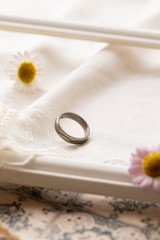 Fototapeta na wymiar 年季が入ったシルバーの結婚指輪