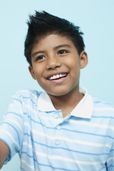Naklejka premium Boy smiling while looking away